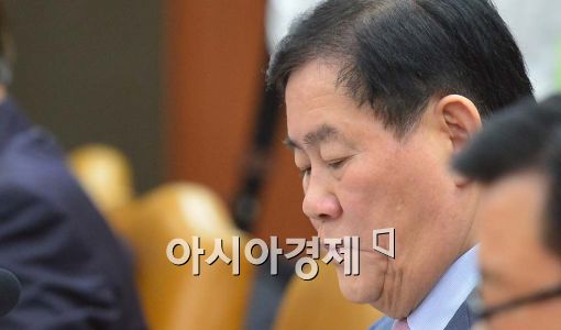 [포토]최경환 총리대행, "경제활성화·민생 법안 미통과 유감"