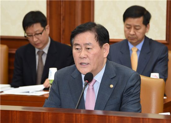 최경환 "연말정산 대혼란 우려…엔저 방안 마련할 것"(종합)