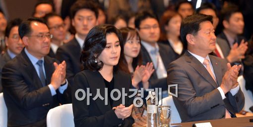 [포토]박수치는 이부진 호텔신라 대표