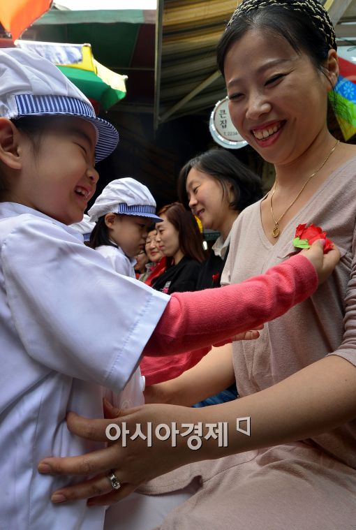 [포토]'카네이션 달기'