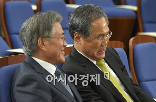 [포토]활짝 웃는 문재인·우윤근