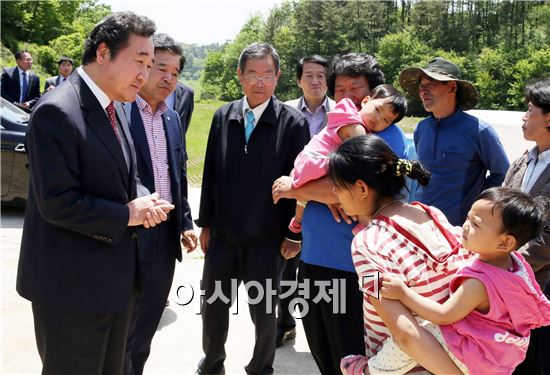 [포토]이낙연 전남도지사, 네팔 지진피해 다문화가족 위문