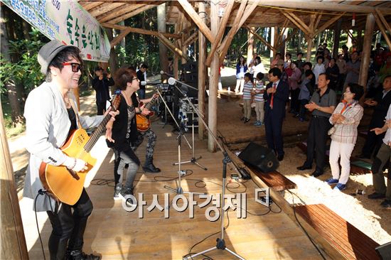장흥군(군수 김성)은 오는 9일 오후 2시 정남진 편백숲 우드랜드에서 ‘숲과 어울림’이라는 주제로 ‘숲속 힐링 음악회’를 연다.