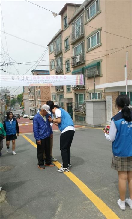 송탄제일중·고교, 지역어르신 초청 '어버이날' 축제