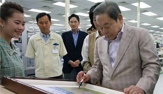 2012년 10월 삼성전자 SEV(Samsung Electronics Vietnam) 법인을 방문한 이건희 삼성전자 회장이 베트남 사업장 현황판에 방문 기념 사인을 하고 있다. (자료사진)