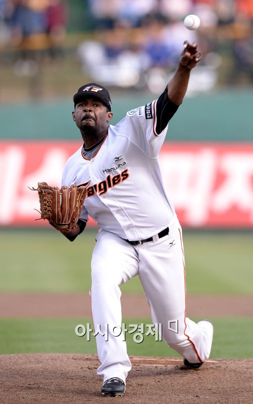 [포토]역투하는 한화 선발 유먼