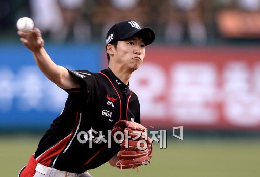 [포토]역투하는 kt 선발 엄상백