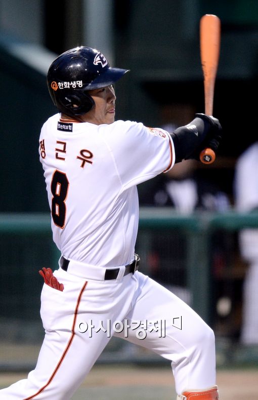 [포토]정근우, '선취 1타점 적시 2루타!'