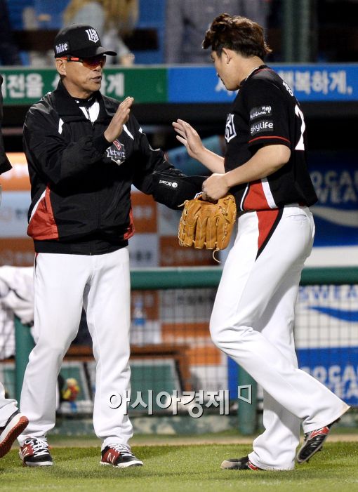 [포토]조범현 감독, '장시환, 오늘 좋았어'