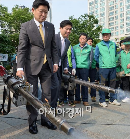 [포토]방역시범하는 최창식 중구청장