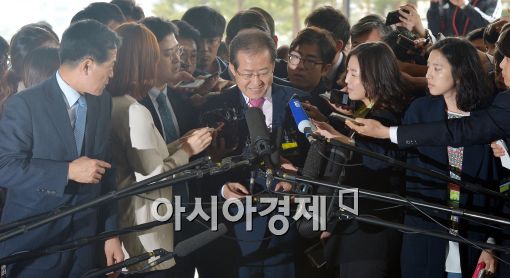 [포토]검찰 출석하는 홍준표 경남도지사 