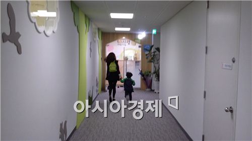 [나에미의 알뜰살뜰]"엄마, 출퇴근 같이 해요" 직장어린이집 의무화…늘어날까?