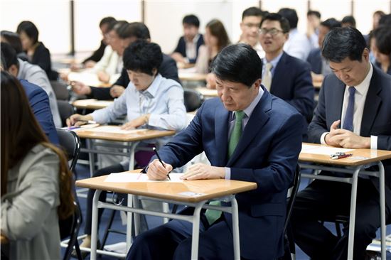 김창수 삼성생명 대표(가운데)가 생명보험협회가 주관하는 컨설턴트 등록자격 시험에 응시하고 있다. 