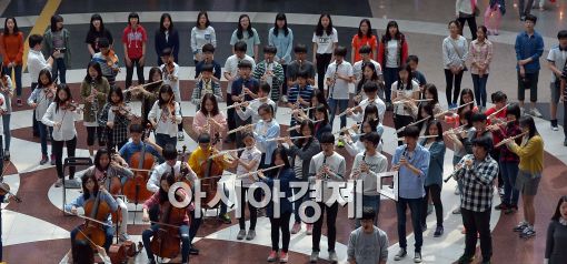 [포토]용산역에서 울려퍼지는 '어머님 은혜'