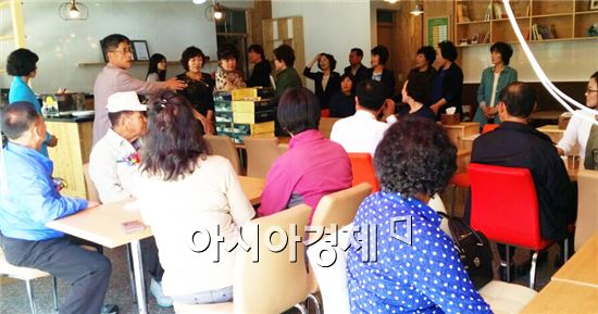 순천시 명성사우나 대표(공윤자)는 5월 가정의 달과 어버이날을 맞아 관내 저소득 어르신들과 소외계층을 위한 물품을 후원해 훈훈함을 선사했다.
