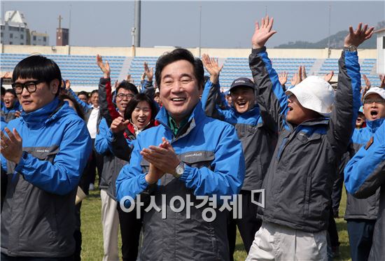 이낙연 전남도지사가 9일 도청가족 어울림 한마당에서 직원들과 함께 환한 표정으로 리듬체조를 하고 있다. 사진제공=전남도