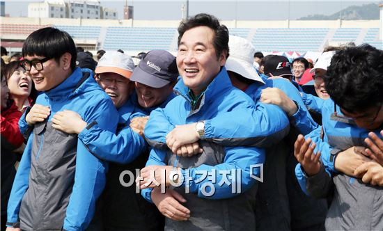 이낙연 전남도지사가 9일 도청가족 어울림 한마당에서 직원들과 ‘스킨십하며 껴안아주기’ 퍼포먼스를 하고 있다. 사진제공=전남도