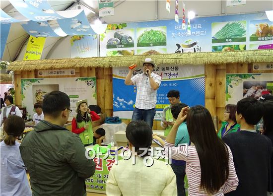 초여름 날씨가 이어진 가운데 9일 함평나비축제가 열리고 있는 함평엑스포공원에 전국에서 수많은 관광객들이 몰려 나비와 꽃을 보면서 봄을 만끽했다. 이날 로컬푸드직매장에서 함평농특산물 100원경매를 진행해 관광객들에게 인기를 끌고있다.