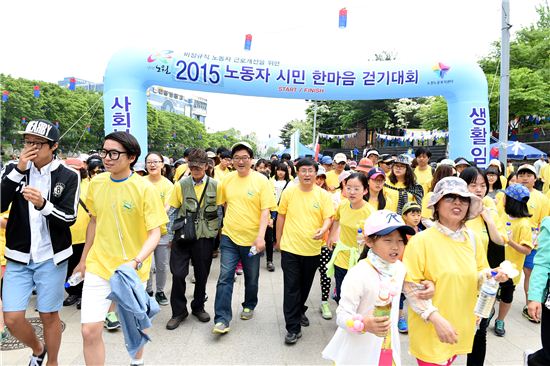 김성환 노원구청장이 구민들과 함께 중랑천 걷기대회에 참석해 걷기를 하고 있다.