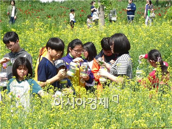 함평나비축제 마지막날인 10일 초여름 날씨가 이어진 가운데 축제가 열리고있는 함평엑스포공원에 전국에서 수많은 관광객들이 찾아와 나비와 꽃을 보면서 봄을 만끽했다. 축제장을 찾은 온 가족이 나비를 날리면서 즐거워 하고있다.
