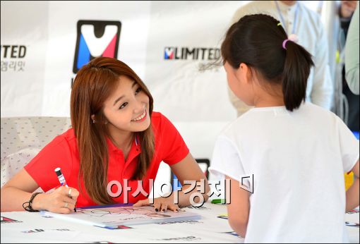 [포토]팬들과 만나는 정은지