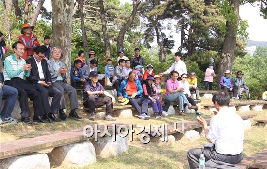<천정배 광주 서구을 국회의원은 10일 오후 광주 서구 풍암호수 야외공연장에서 서구을 주민들과 함께 주민참여와 소통을 위한 천정배와 함께 하는 ‘마을돌기’행사를 개최했다. >
