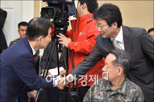 [포토]인사하는 유승민·한민구