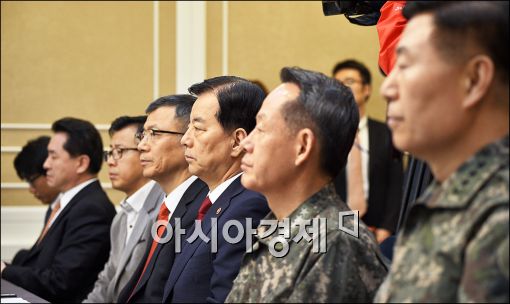 [포토]심각한 한민구 국방장관