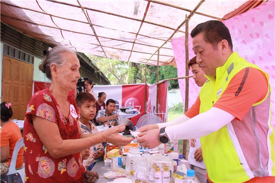 LG전자 배상호 노조위원장이 미얀마 현지 주민들에게 의약품을 전달하고 있다. 