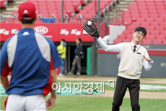 한 팔로 야구하는 김성민 군, 12일 꿈의 시구