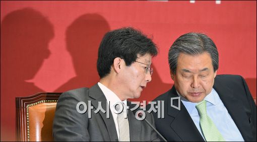 김무성 새누리당 대표(오른쪽)와 유승민 전 원내대표