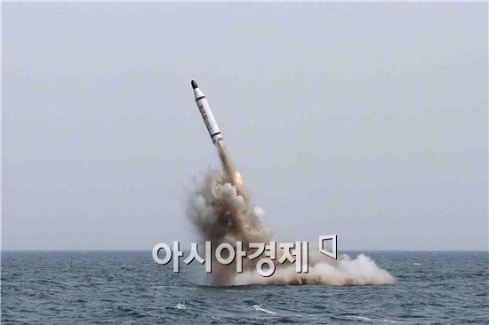 북한 김정은 국방위원회 제1위원장이 전략잠수함 탄도탄수중시험발사를 참관했다고 조선중앙통신이 9일 보도했다. (사진= 평양 조선중앙통신.연합뉴스) 
