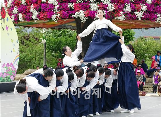 축제기간에 진도아리랑 등 다체로운 공연이 펼쳐져 관람객들을 사로잡았다.