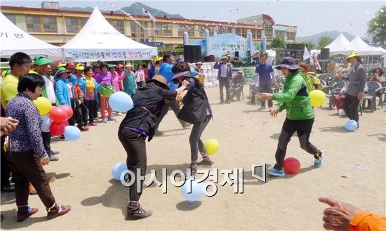 곡성군 삼기면(면장 양미자)은 지난 8일 삼기초등학교에서 면민, 향우, 각 기관·사회단체장 등 1,000여 명이 참여한 가운데 제8회 삼기면민의 날 행사를 가졌다.
