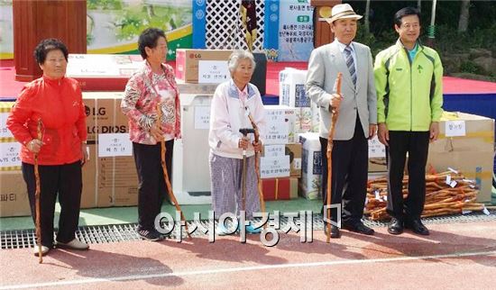 곡성군 목사동면, 보행안전을 위한 사랑의 효 지팡이 전달