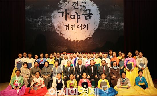 수상자들이 기념촬영을 하고있다.