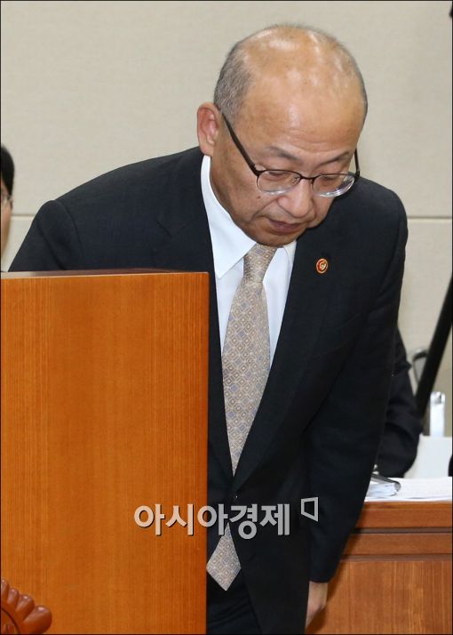 [포토]국민연금 현안보고, 고개숙인 문형표 장관