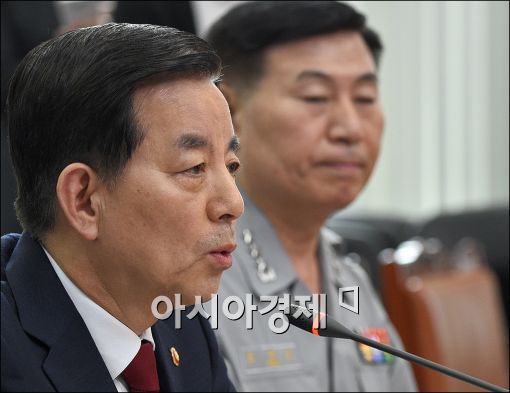 [포토]북한 동향관련 보고하는 한민구 장관