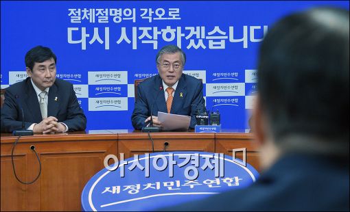 [포토]한민구 국방장관 만나는 문재인 대표