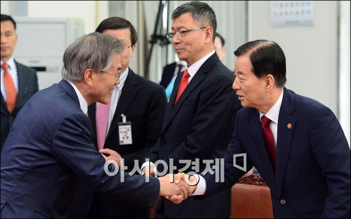 [포토]악수하는 문재인·한민구