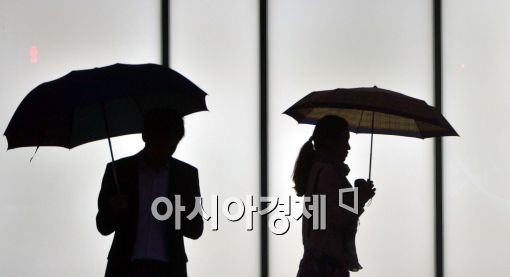 [포토]비 내리는 서울 도심