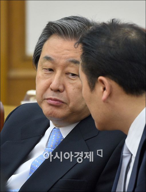 [포토]밀담 나누는 김무성 대표