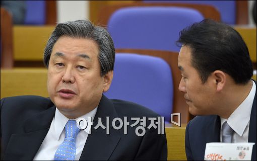 [포토]조찬 모임 참석한 김무성 대표