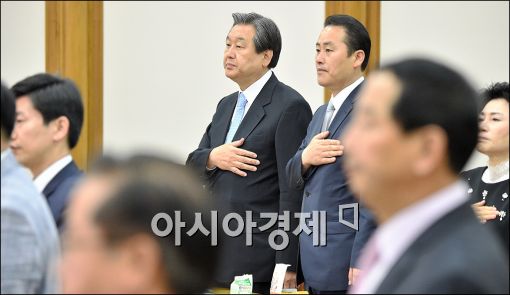 [포토]국민의례하는 김무성 대표