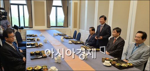 [포토]긴급 회동 갖는 새정치연합 중진의원