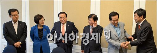 [포토]박지원, 김한길 빠진 새정치연합 중진의원 긴급회동