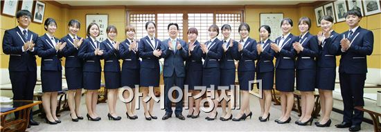 전남대학교 지병문 총장은 11일 오후 대학본부 5층 접견실에서 양시헌(24 ·경영학부 2) 학생 등 제16기 학생홍보대사 16명(광주캠퍼스 11명, 여수캠퍼스 2명)에게 임명장을 수여했다. 
