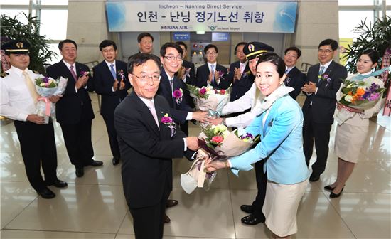 인천~난닝 직항 신규노선 취항식을 마치고 강영식 대한항공 부사장(왼쪽에서 첫번째), 배호열 농림축산검역본부 인천공항본부장(앞줄 왼쪽에서 두번째) 등 관계자들이 꽃다발을 받고 있다. 