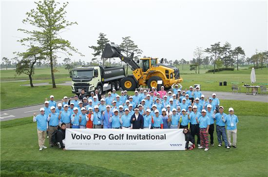 볼보건설기계코리아와 볼보트럭코리아는 국내 고객 60여명을 초청해 인천 송도 소재의 잭 니클라우스 골프클럽에서 ‘2015 볼보 프로 골프 인비테이셔널(2015 Volvo Pro Golf Invitational)’ 아마추어 골프대회를 개최했다. 사진은 양용은 프로골퍼와 대회 참가자들이 단체 사진을 촬영하고 있다. 
