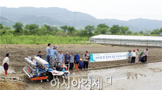 구례군농업기술센터는 지난 8일 구례군 용방면 신지리 시범단지 현지에서 농업인 등 30여 명이 참석한 가운데 노동력 및 생산비 등을 획기적으로 줄일 수 있는 벼 무논점파 직파재배 현장연시를 실시했다.
